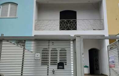 Imagem: A casa possui 3 Dormitórios, 4 Banheiros, 4 Vagas na garagem