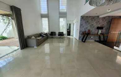 Imagem: A casa possui 4 Dormitórios, 1 Banheiro, 3 Vagas na garagem