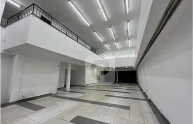 Imagem: O depósito possui 5 Vagas na garagem, 354m² de Área e está