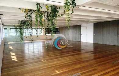 Imagem: O depósito possui 2 Vagas na garagem e 215m² de Área e está