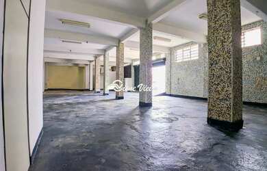 Imagem: O depósito possui 3 Vagas na garagem, 350m² de Área e está