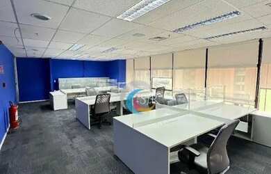 Imagem: O depósito possui 5 Vagas na garagem e 697m² de Área e está