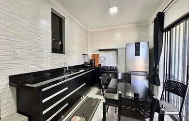 Imagem: A casa possui 3 Dormitórios, 2 Banheiros, 2 Vagas na garagem