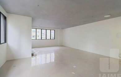 Imagem 7: Predio com conceito diferenciado, integrado à um prédio residencial...