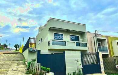 Imagem: A casa possui 3 Dormitórios, 2 Banheiros, 4 Vagas na garagem