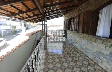 Imagem: A casa possui 3 Dormitórios, 2 Banheiros, 4 Vagas na garagem