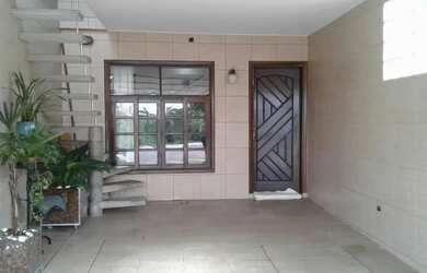 Imagem: A casa possui 3 Dormitórios, 2 Banheiros, 1 Vaga na garagem