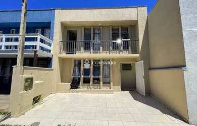 Imagem: A casa possui 4 Dormitórios, 2 Banheiros, 1 Vaga na garagem