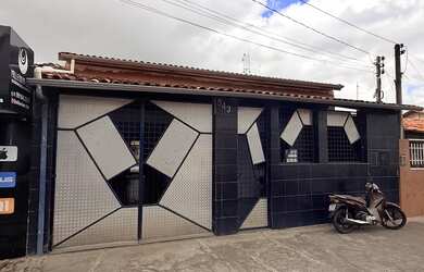 Imagem: A casa possui 3 Dormitórios, 2 Banheiros, 5 Vagas na garagem