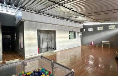 Imagem: A casa possui 3 Dormitórios, 2 Banheiros e está localizado