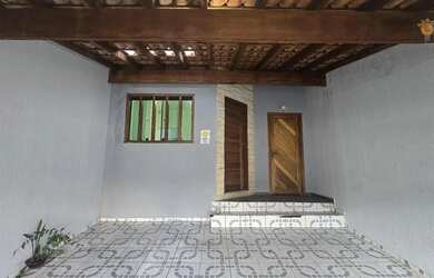 Imagem: A casa possui 2 Dormitórios, 1 Banheiro, 2 Vagas na garagem