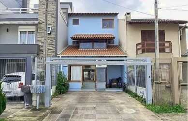 Imagem: A casa possui 3 Dormitórios, 2 Banheiros, 2 Vagas na garagem