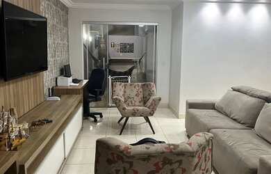 Imagem: A casa possui 3 Dormitórios, 2 Banheiros, 3 Vagas na garagem