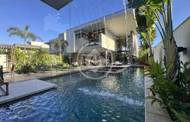 Imagem: A casa possui 5 Dormitórios, 5 Banheiros, 5 Vagas na garagem