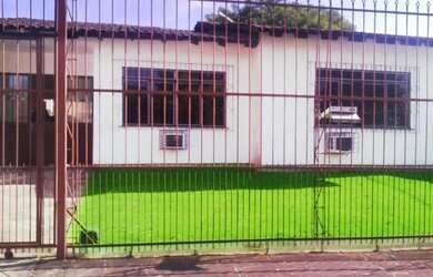 Imagem: A casa possui 3 Dormitórios, 2 Banheiros, 4 Vagas na garagem