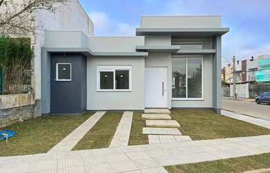 Imagem: A casa possui 3 Dormitórios, 2 Banheiros, 1 Vaga na garagem