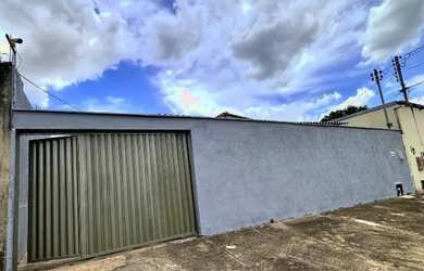 Imagem: A casa possui 3 Dormitórios, 1 Banheiro, 3 Vagas na garagem