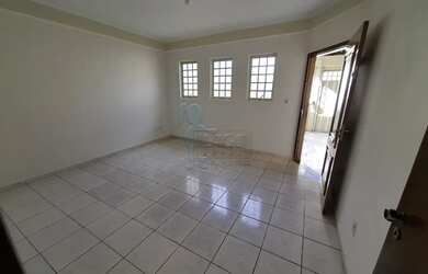 Imagem: A casa possui 3 Dormitórios, 3 Banheiros, 3 Vagas na garagem