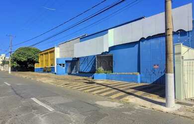 Imagem: O depósito possui 5 Vagas na garagem e 956m² de Área e está