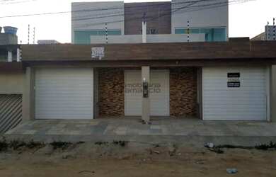 Imagem: A casa possui 3 Dormitórios, 2 Vagas na garagem e 120m² de