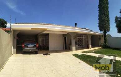 Imagem: A casa possui 4 Dormitórios, 4 Banheiros, 4 Vagas na garagem