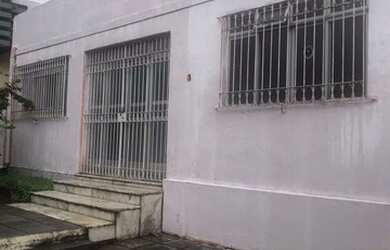 Imagem: A casa possui 3 Dormitórios, 3 Banheiros, 4 Vagas na garagem