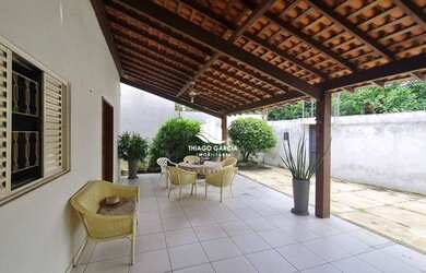 Imagem: A casa possui 3 Dormitórios, 2 Banheiros, 207m² de Área