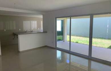 Imagem: A casa em condomínio possui 4 Dormitórios, 4 Banheiros, 2