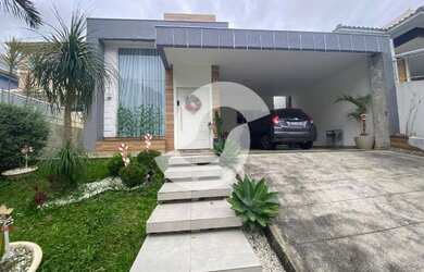 Imagem: A casa em condomínio possui 4 Dormitórios, 3 Banheiros, 2