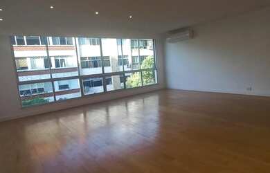 Imagem: O apartamento possui 4 Dormitórios, 2 Banheiros, 2 Vagas na