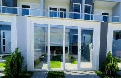 Imagem: A casa possui 2 Dormitórios, 1 Banheiro, 2 Vagas na garagem