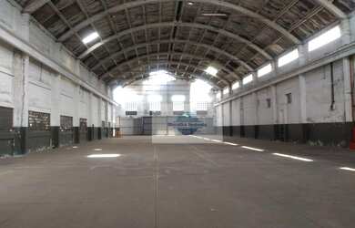 Imagem: O depósito possui 5 Vagas na garagem, 4.000m² de Área e