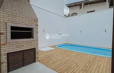 Imagem: A casa possui 3 Dormitórios, 1 Banheiro, 2 Vagas na garagem