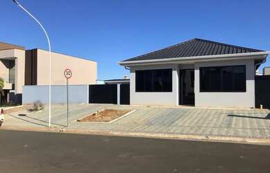 Imagem: A casa em condomínio possui 3 Dormitórios, 3 Banheiros, 4