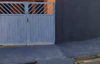 Imagem: A casa possui 3 Dormitórios, 1 Banheiro, 2 Vagas na garagem