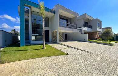 Imagem: A casa em condomínio possui 3 Dormitórios, 5 Banheiros, 350m²