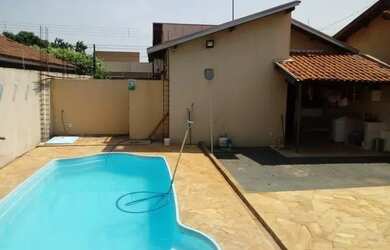 Imagem: A casa possui 2 Dormitórios, 2 Banheiros, 2 Vagas na garagem