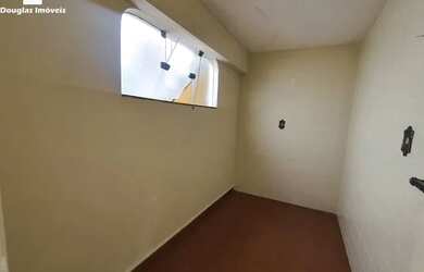 Imagem: A casa possui 3 Dormitórios, 3 Banheiros, 2 Vagas na garagem