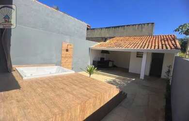 Imagem: A casa possui 3 Dormitórios, 3 Banheiros, 2 Vagas na garagem