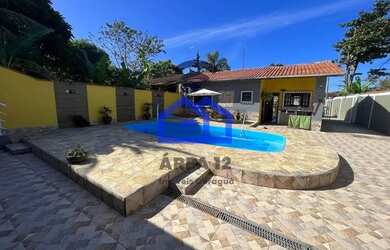 Imagem: A casa possui 4 Dormitórios, 2 Banheiros, 3 Vagas na garagem