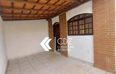 Imagem: A casa possui 3 Dormitórios, 1 Banheiro, 3 Vagas na garagem