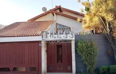 Imagem: A casa possui 3 Dormitórios, 3 Banheiros, 4 Vagas na garagem