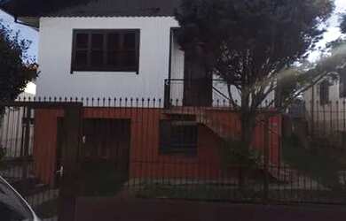 Imagem: A casa possui 3 Dormitórios, 1 Banheiro, 3 Vagas na garagem