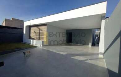 Imagem: A casa possui 3 Dormitórios, 3 Banheiros, 2 Vagas na garagem