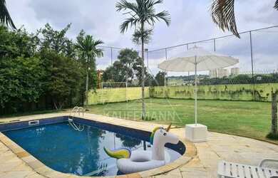 Imagem: A casa em condomínio possui 4 Dormitórios, 5 Banheiros, 5