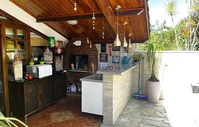 Imagem: A casa possui 3 Dormitórios, 2 Banheiros, 2 Vagas na garagem