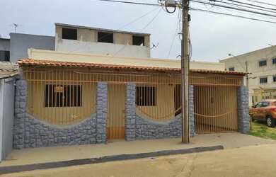 Imagem: A casa possui 4 Dormitórios, 3 Banheiros, 1 Vaga na garagem