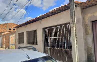 Imagem: A casa possui 2 Dormitórios, 2 Banheiros e está localizado