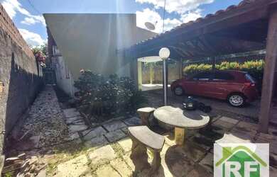 Imagem: A casa possui 4 Dormitórios, 5 Banheiros, 4 Vagas na garagem