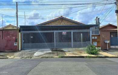 Imagem: A casa possui 3 Dormitórios, 2 Banheiros, 2 Vagas na garagem